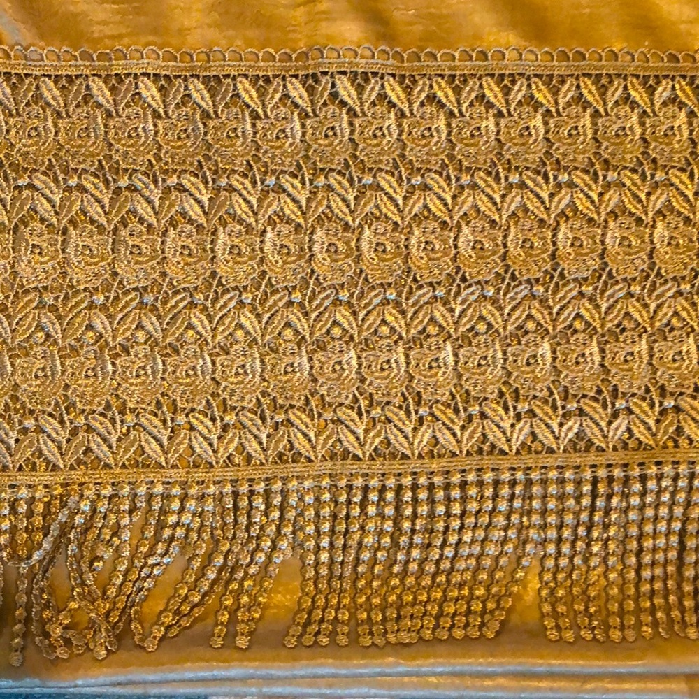 Gold valence Croscill Austrian gold lace roses and fringes 92” long 42” wide EUC